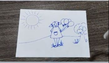 نقاشی کودکانه دختر و بادکنک